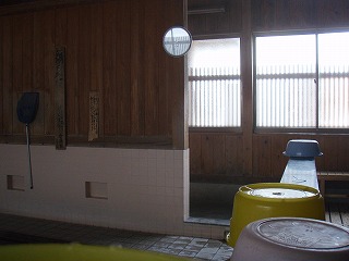 野沢温泉中尾の湯の浴室から入り口を見て