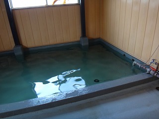 百合居温泉の浴室と浴槽