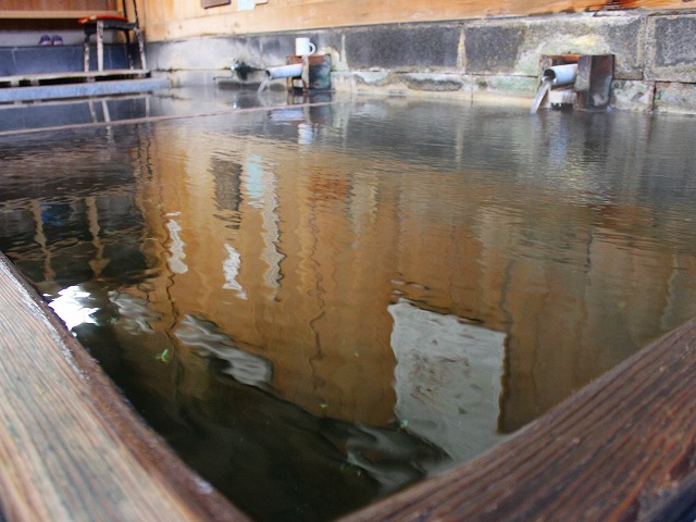 野沢温泉大湯の浴槽