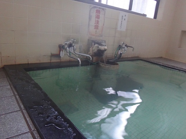 野沢温泉新田の湯の浴槽