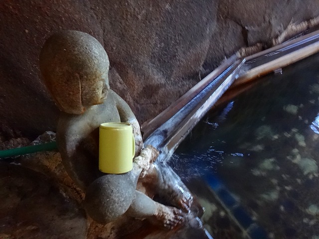 野沢温泉静泉荘の女湯の朝の少女像