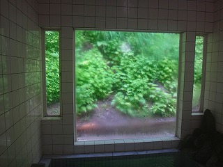 大沢山温泉幽谷荘の浴室の窓