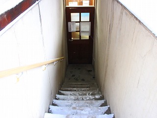 草津温泉　凪の湯の浴室は階段を下りた地下にある