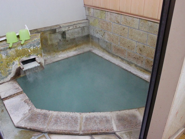 草津温泉駿河屋旅館のわたの湯源泉のお風呂