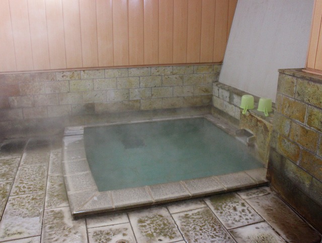 草津温泉駿河屋旅館の湯畑源泉の湯の浴室