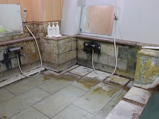 草津温泉駿河屋旅館のわたの湯源泉の洗い場