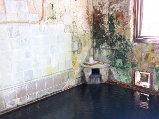 塩原温泉 大出館の混浴の墨の湯の湯口