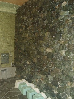 南アルプス温泉ロッジの浴室の壁