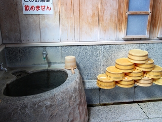 飯坂温泉鯖湖湯の掛け湯槽と湯桶