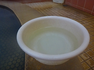 新津温泉の洗面器とお湯の色